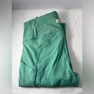 Vuori Stride Pocket Legging - color basil; size small